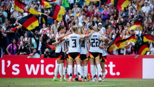 反对者抨击拉波尔塔：诺坎普还没完工，你们到底在庆祝什么？