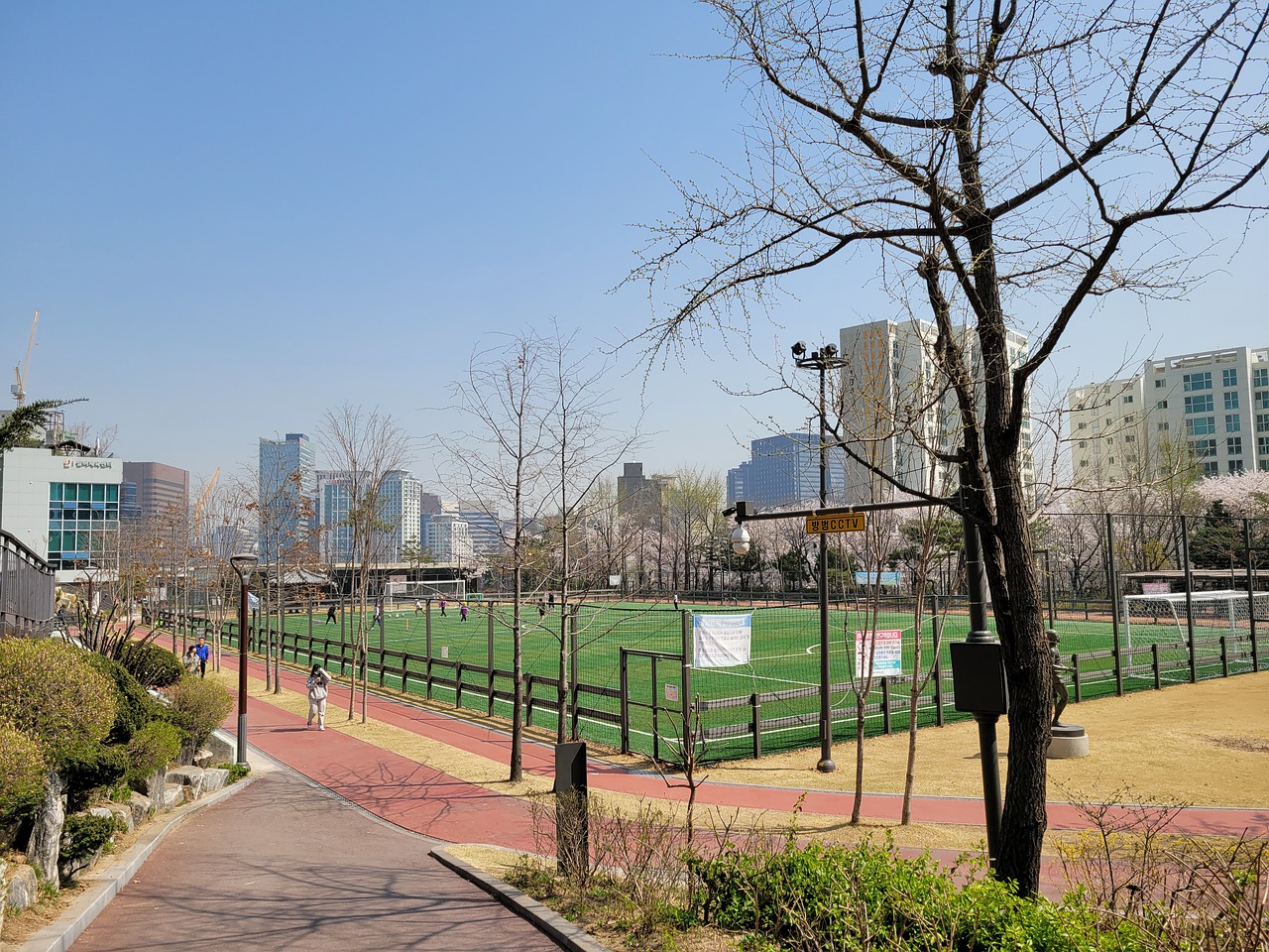 法兰克福主帅：战巴萨将面临苦战；必须集体对亚马尔进行防守