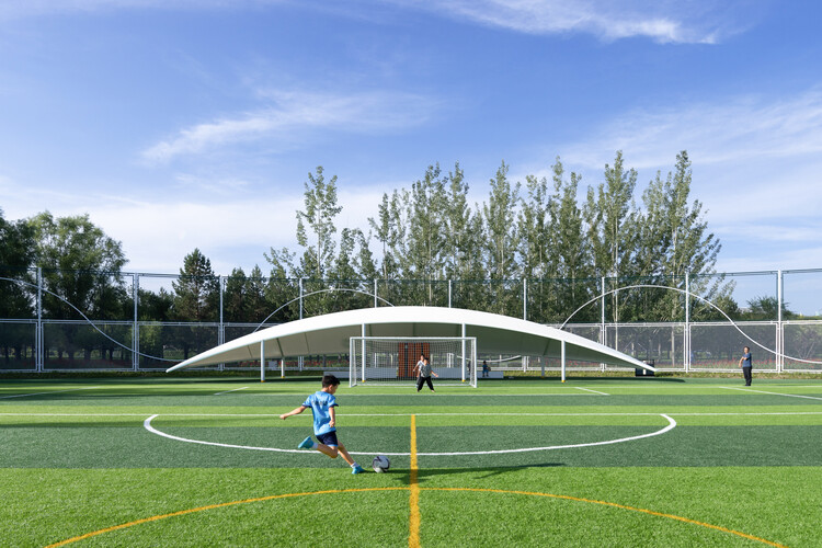 英超日本国脚与战犯照片合影，其俱乐部比赛在中国照常直播引球迷不满，咪咕客服回应