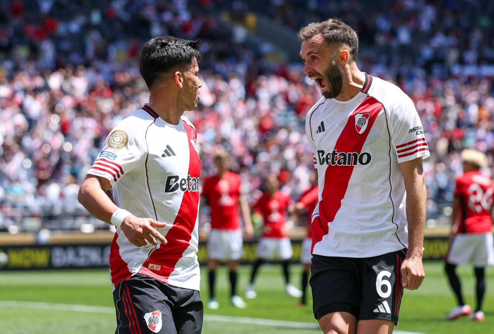 躺着进球，热那亚前锋科隆博在倒地情况下一脚完成破门